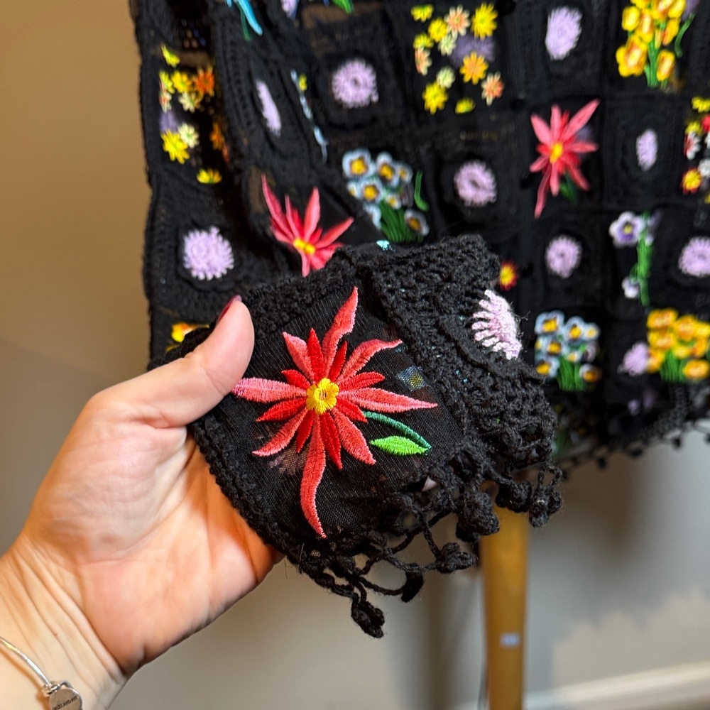 Vintage 90s Vibrant Floral Crochet Blouse - Picture 4 of 6